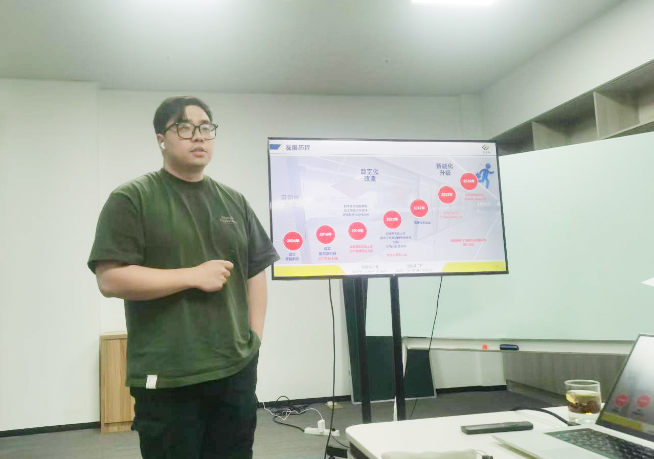 团队讲解公司发展历程
